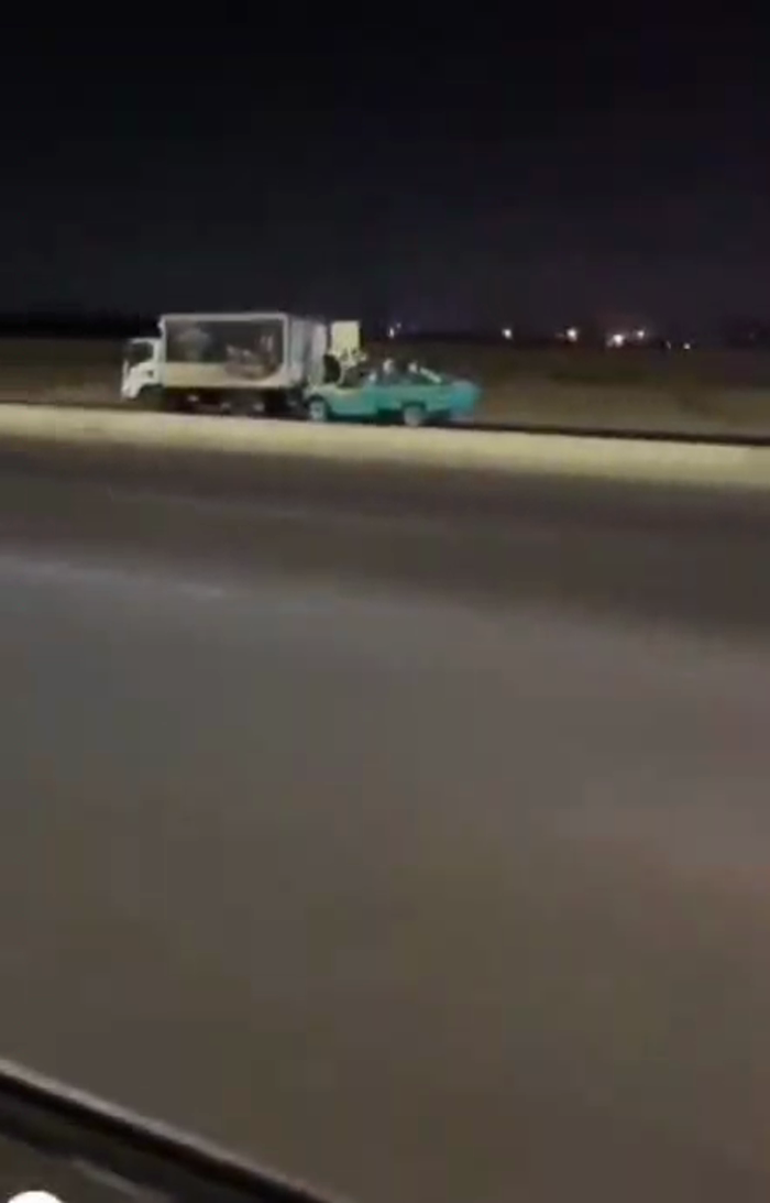 דראמאטיש: גנבים רויבן פלייש פון א טראק אינמיטן פאר