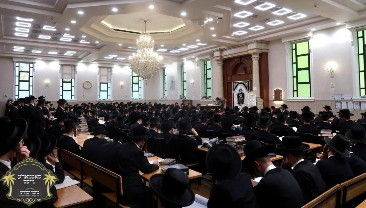 כ''ק רבינו הגה''ק שליט"א ביים פארלערנען דעם ערשטע 
