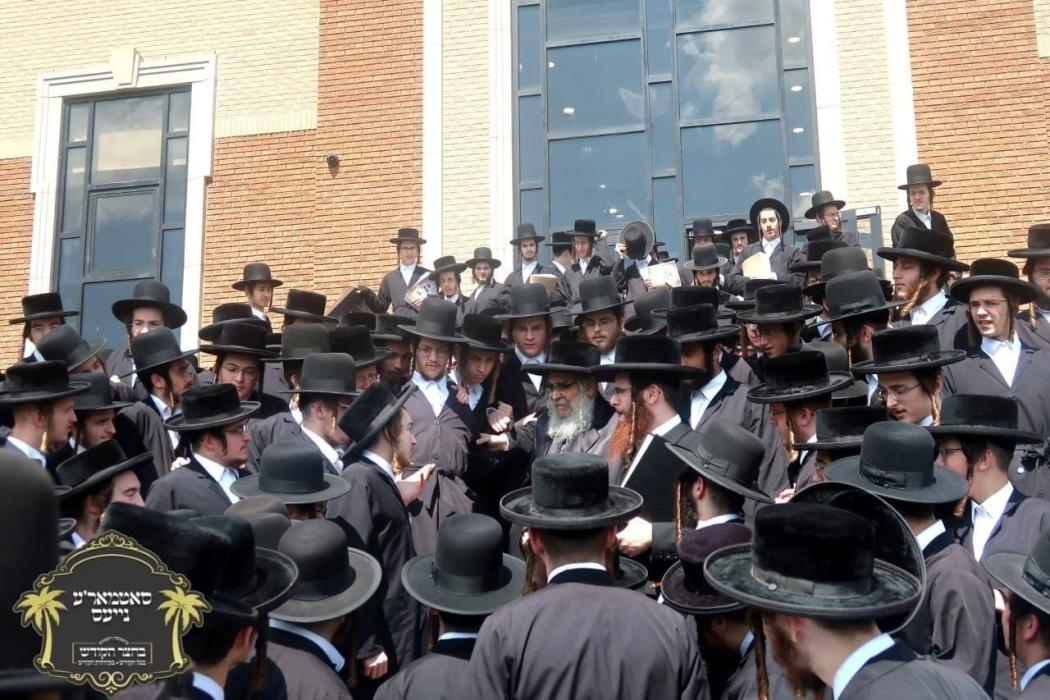 כ''ק רבינו הגה''ק שליט"א ביים פארלערנען דעם ערשטע 