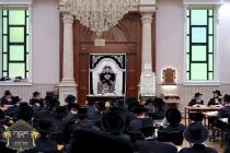 כ''ק רבינו הגה''ק שליט"א ביים פארלערנען דעם ערשטע 