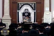 כ''ק רבינו הגה''ק שליט"א ביים פארלערנען דעם ערשטע 