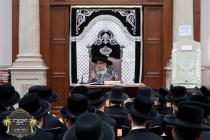 כ''ק רבינו הגה''ק שליט"א ביים פארלערנען דעם ערשטע 