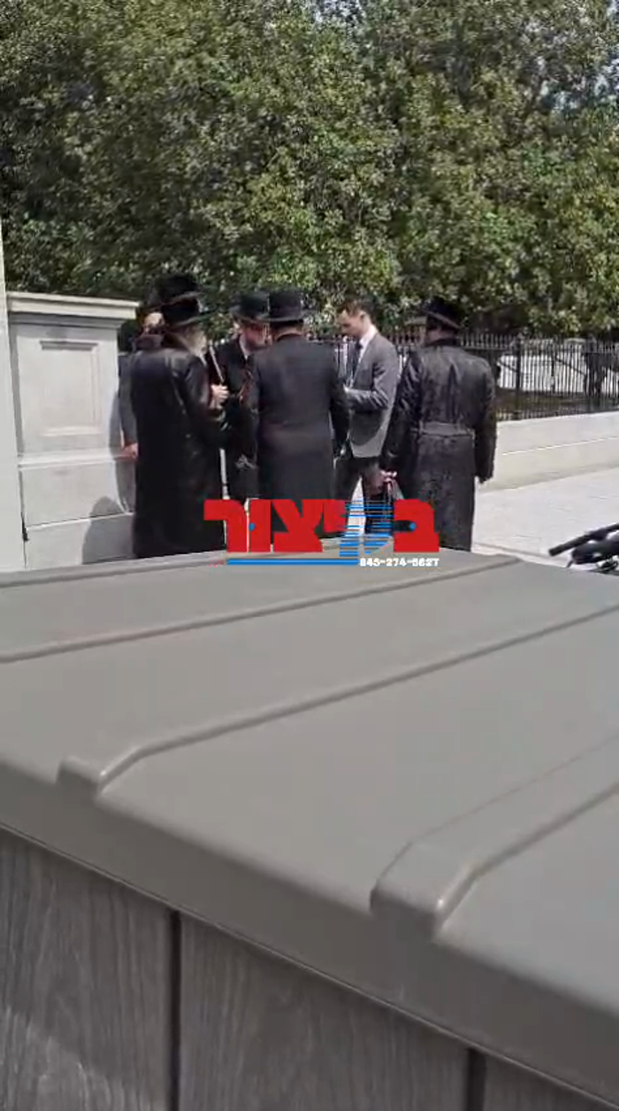 נאך פון האדמו''ר מסאטמאר ביים ווייסן הויז. ווערט ג