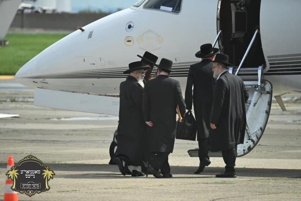 כ''ק רבינו הגה''ק שליט''א אויפן פריוואטן פליגער או