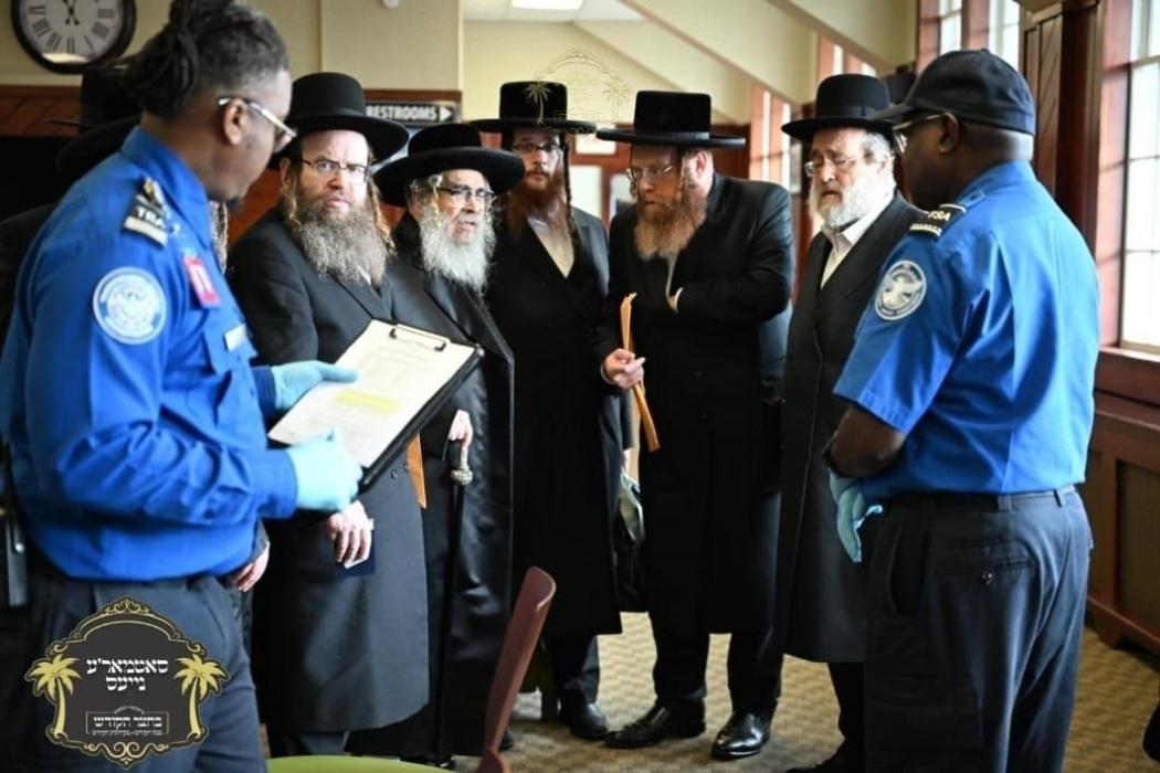 כ''ק רבינו הגה''ק שליט''א אויפן פריוואטן פליגער או