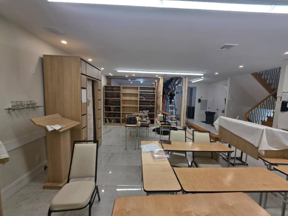 ביים פארדאפלן דעם עקזיסטירענדן בנין "ישיבה גדולה ת