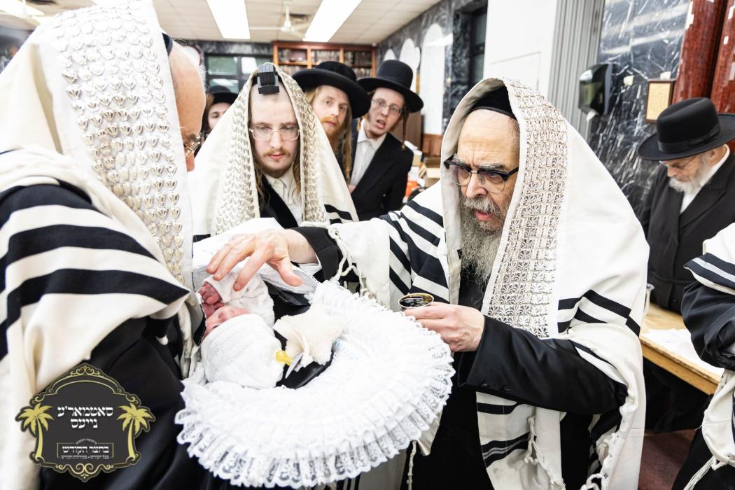 כ''ק רבינו הגה''ק שליט''א ביים ברית מילה פון נכד א