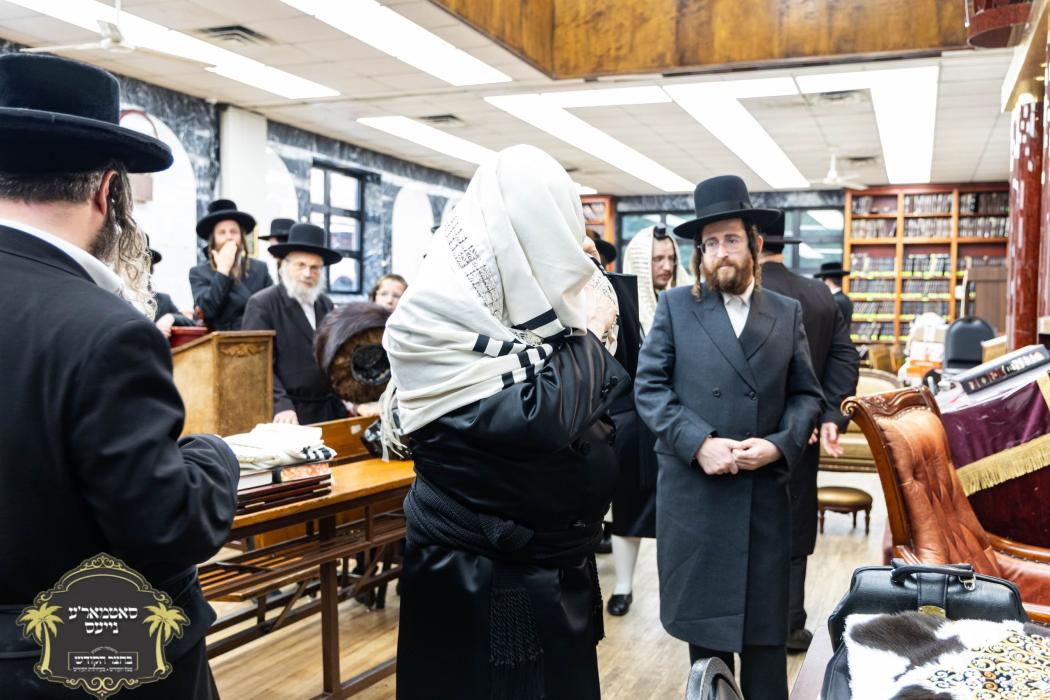כ''ק רבינו הגה''ק שליט''א ביים ברית מילה פון נכד א