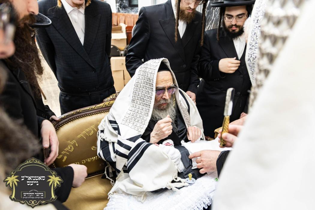 כ''ק רבינו הגה''ק שליט''א ביים ברית מילה פון נכד א
