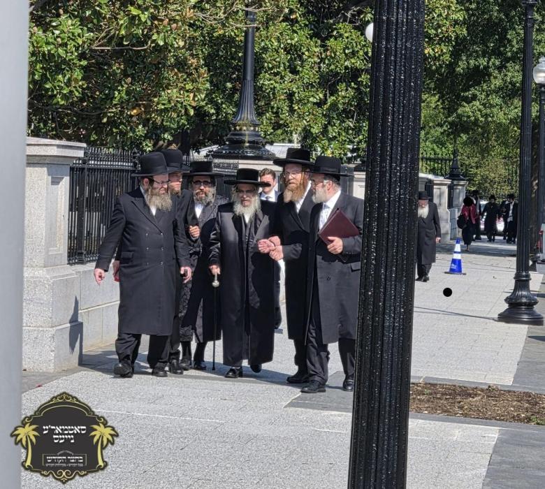 כ''ק רבינו הגה''ק שליט''א ארויסקומענדיג פון ווייסן