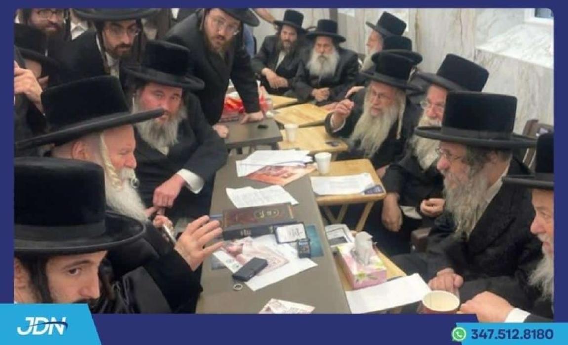 האדמו״ר מבאבוב ביי ניחום אבלים צום פטירה פון כ״ק א