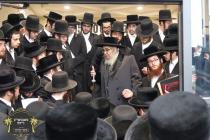 כ''ק רבינו הגה''ק שליט"א ביים פארלערנען דעם סוגיא 