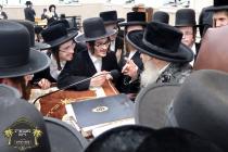 כ''ק רבינו הגה''ק שליט"א ביים פארלערנען דעם סוגיא 
