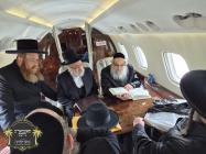 כ''ק רבינו הגה''ק שליט''א אויפן פריוואטן פליגער או