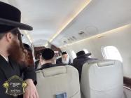 כ''ק רבינו הגה''ק שליט''א אויפן פריוואטן פליגער או