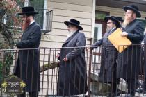 כ''ק רבינו הגה''ק שליט''א ביים פארלאזן ביתו נאוה ק