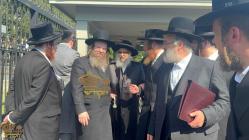 🌴בצל הקודש🌴 
רבינו שליט''א ביים פארלאזן די ווייסע 