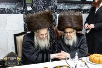 כ''ק רבינו הגה''ק שליט''א ביים ברית מילה פון נכד א