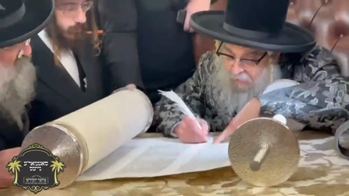 כ''ק רבינו הגה''ק שליט''א ביי כתיבת האותיות בביתו 