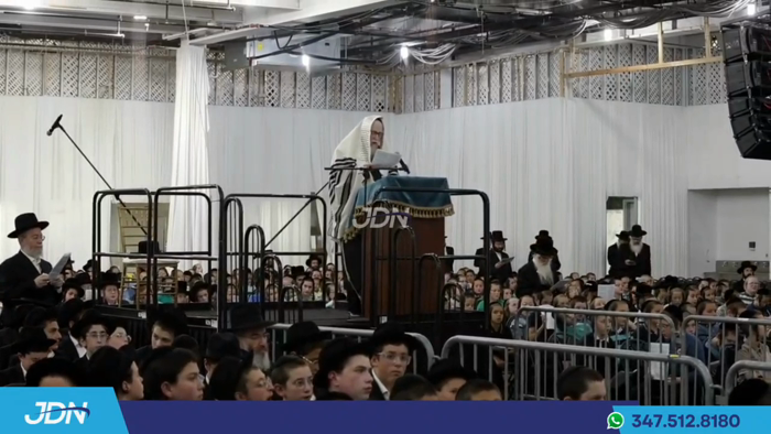 הגה"צ דומ"ץ סקווירא ב"פ ביים פארזאגן תהלים ביים עצ