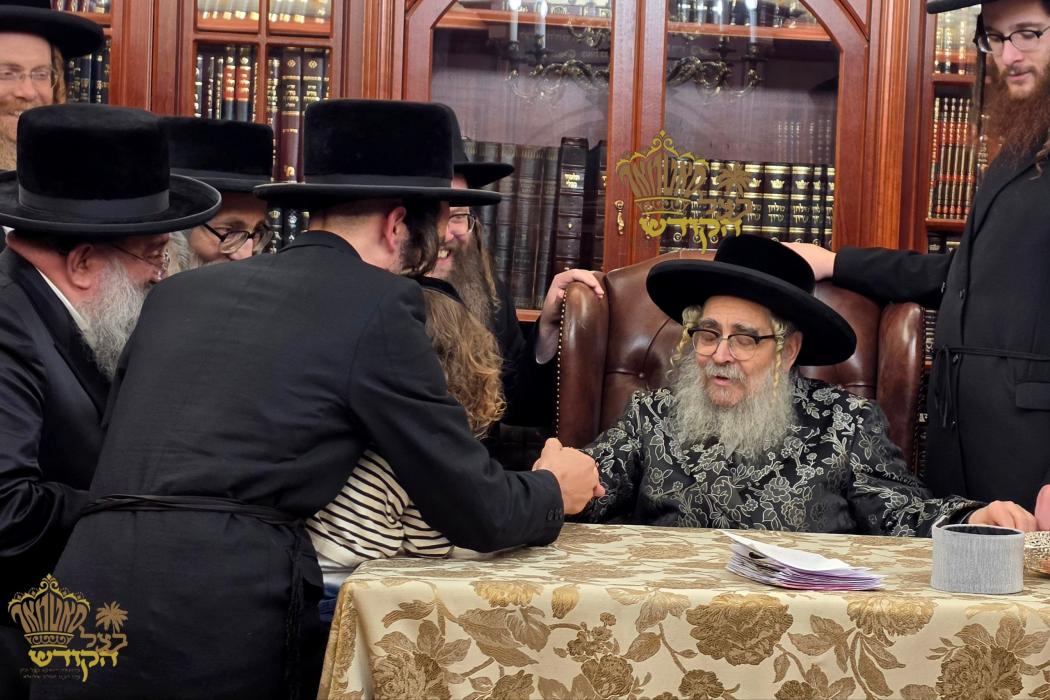 🌴בצל הקודש🌴
רבינו שליט"א ביי כתיבת האותיות היינט ב