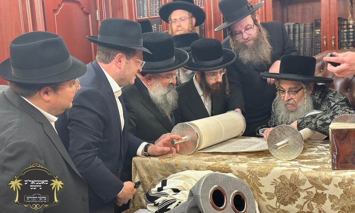 כ''ק רבינו הגה''ק שליט''א ביי כתיבת האותיות בביתו 