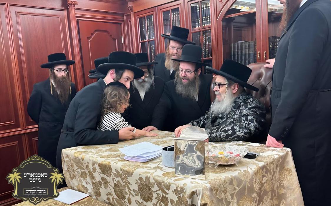 כ''ק רבינו הגה''ק שליט''א ביי כתיבת האותיות בביתו 