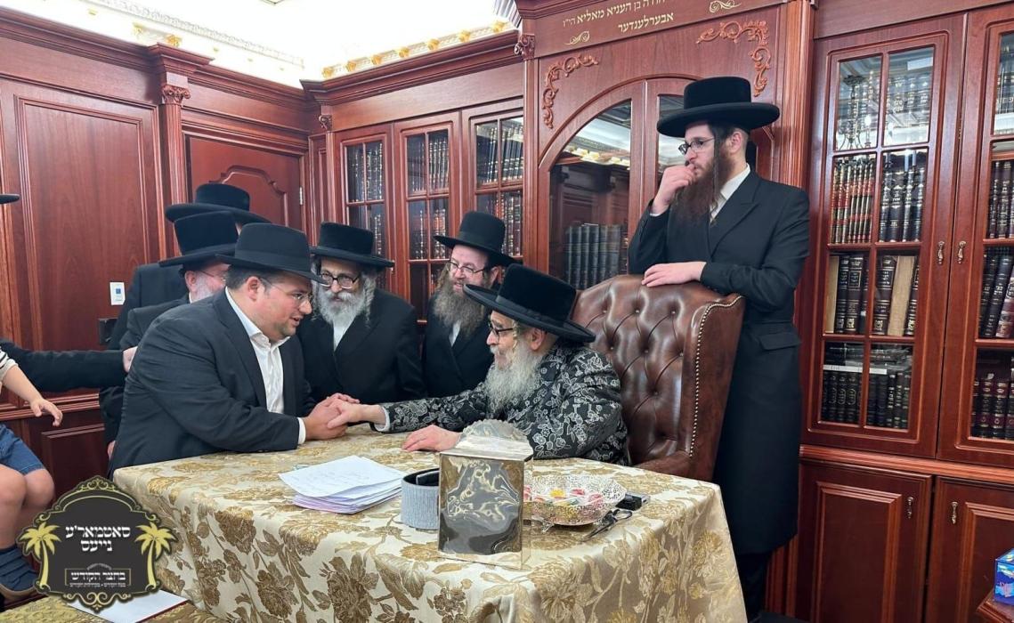 כ''ק רבינו הגה''ק שליט''א ביי כתיבת האותיות בביתו 