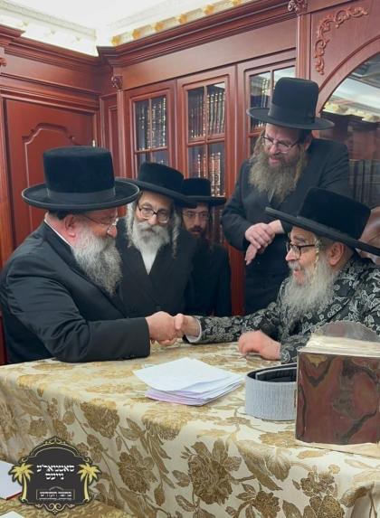 כ''ק רבינו הגה''ק שליט''א ביי כתיבת האותיות בביתו 