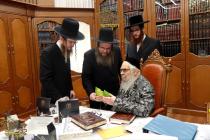 🌴בצל הקודש🌴 
רבינו שליט"א ביים קלויבן אתרוגים לכבו