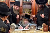 🌴בצל הקודש🌴
רבינו שליט"א ביי כתיבת האותיות היינט ב