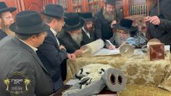 כ''ק רבינו הגה''ק שליט''א ביי כתיבת האותיות בביתו 