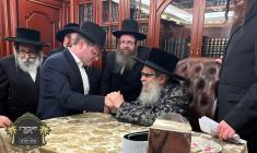 כ''ק רבינו הגה''ק שליט''א ביי כתיבת האותיות בביתו 
