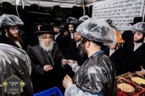 כ''ק רבינו הגה''ק שליט''א ביים זיך אומקוקן ביים מנ