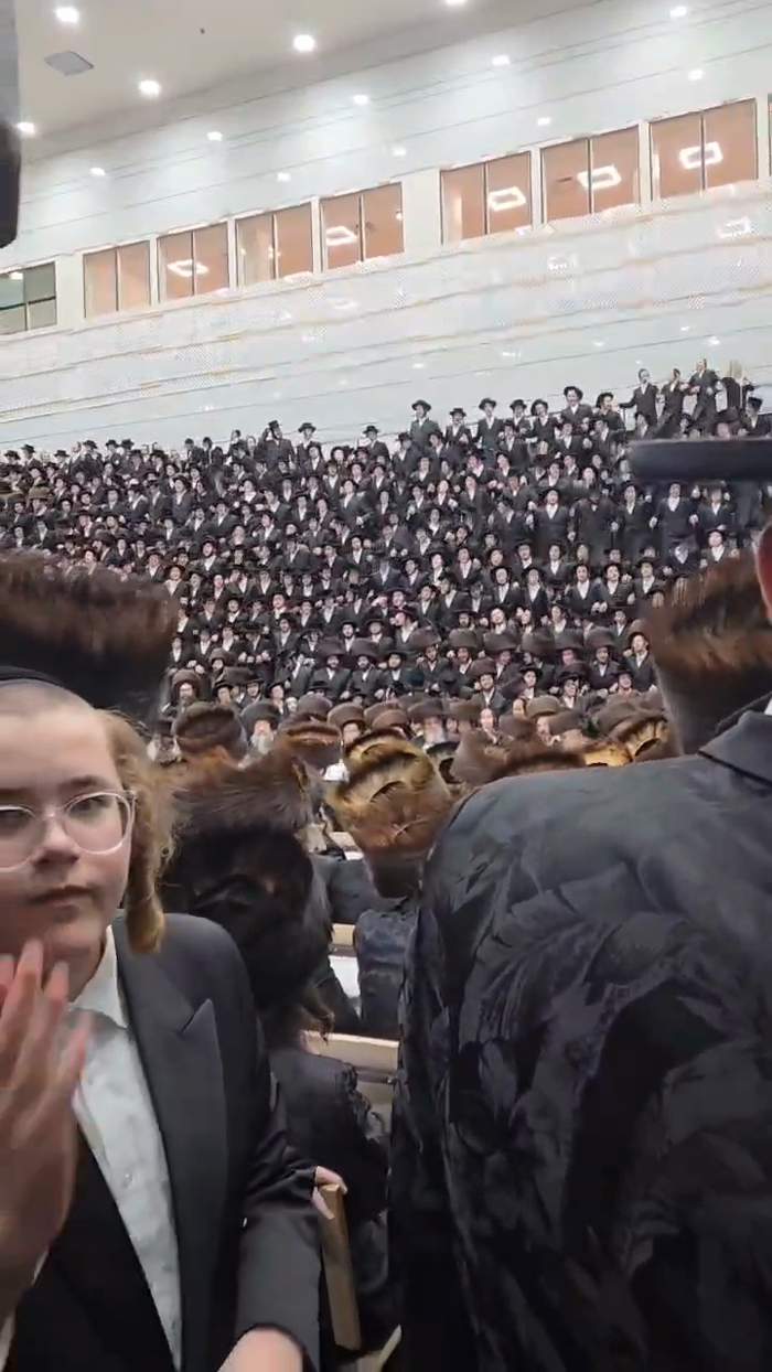 אשרי עין ראתה קהל קדושים רוגשים

אריינבליק אינעם פ