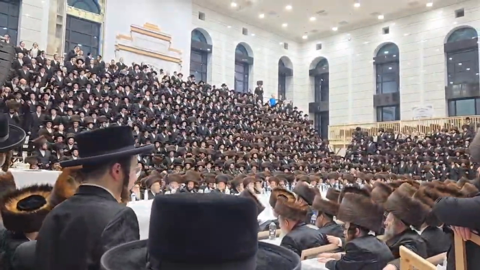 אשרי עין ראתה קהל קדושים רוגשים

אריינבליק אינעם פ