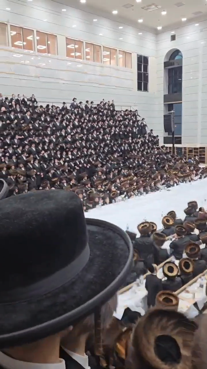 אשרי עין ראתה קהל קדושים רוגשים

אריינבליק אינעם פ