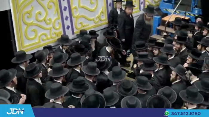 האדמו"ר מסאטמאר ביים לייגן סכך אויפן גרויסן סוכה, 