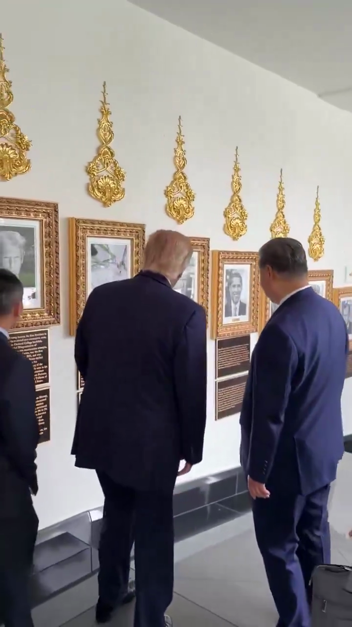כינעזער פרעזידענט האט א גוטן לאך ווען פרעזידענט טר