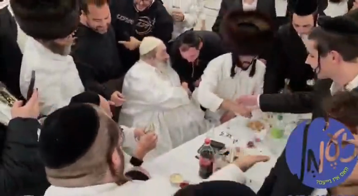 קערעסטיר - די אייניקלעך וועלכע פירן אן רבי ישעי׳לע
