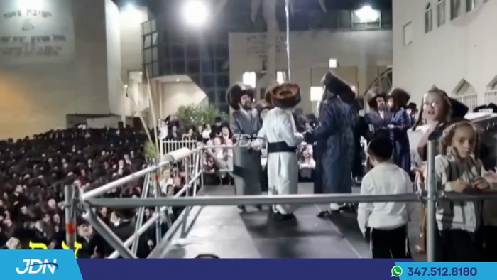 האדמו"ר מצאנז ביים קידוש לבנה מוצאי יום הקדוש.