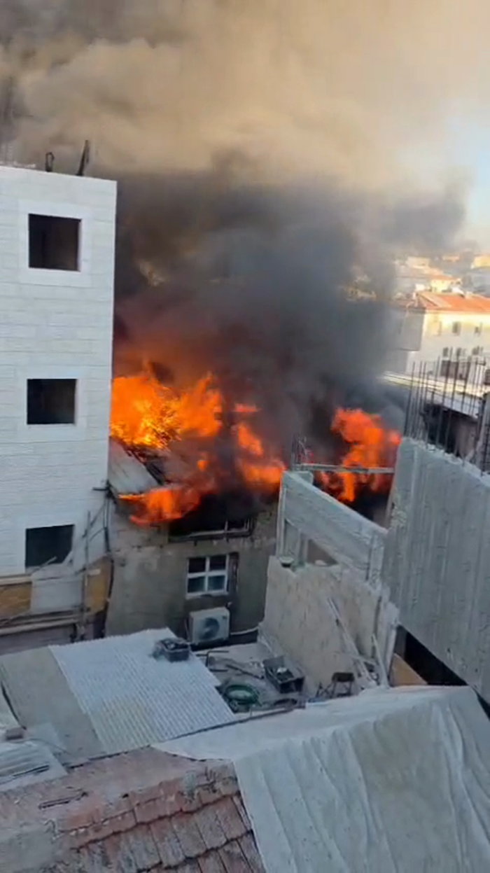 א פייער האט אויסגעבראכן היינט אין א הויז אויף די ש