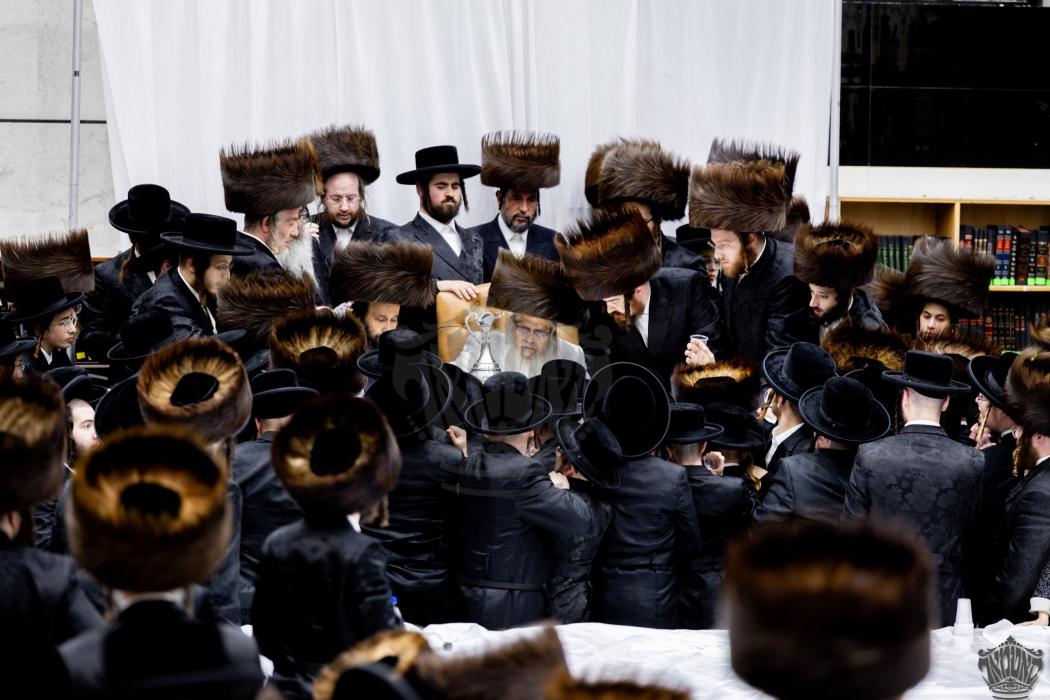 אשרי עין ראתה קהל קדושים רוגשים

אריינבליק אינעם פ