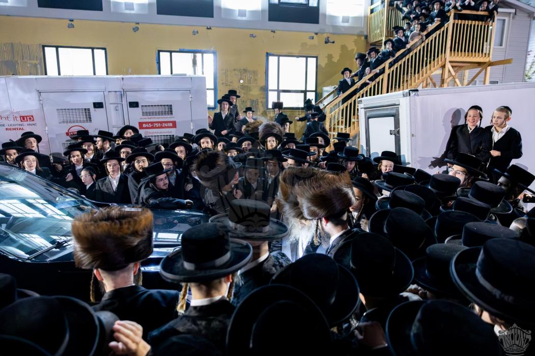 אשרי עין ראתה קהל קדושים רוגשים

אריינבליק אינעם פ