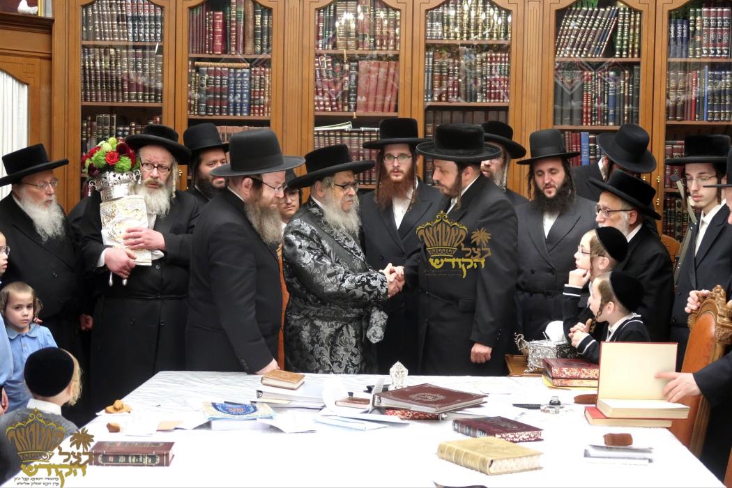 🌴בצל הקודש🌴
רבינו שליט''א ביים מעמד סיום כתיבת ספר