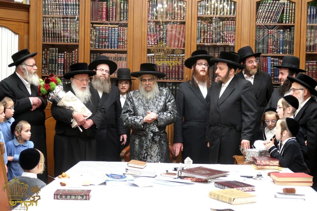 🌴בצל הקודש🌴
רבינו שליט''א ביים מעמד סיום כתיבת ספר