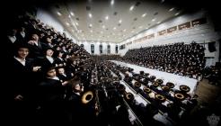 אשרי עין ראתה קהל קדושים רוגשים

אריינבליק אינעם פ
