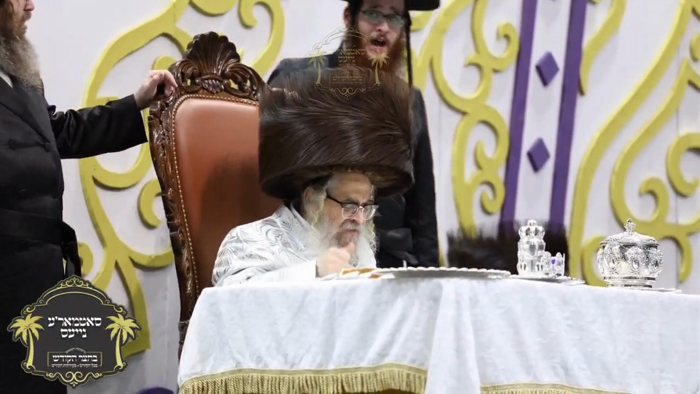 ערשטע בילדער כ''ק רבינו הגה''ק שליט''א ביים שלחן ה