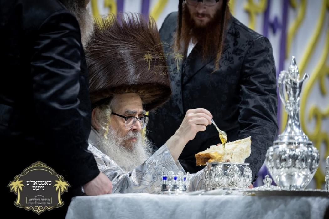 ערשטע בילדער כ''ק רבינו הגה''ק שליט''א ביים שלחן ה