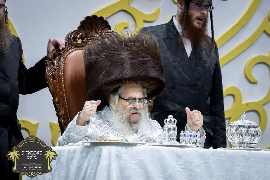 ערשטע בילדער כ''ק רבינו הגה''ק שליט''א ביים שלחן ה